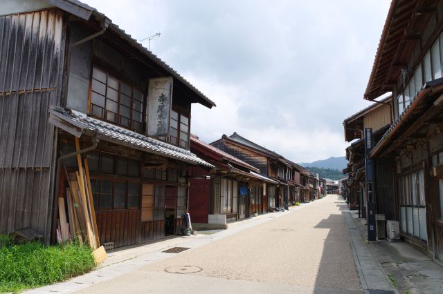 建物からは木の香りがします。