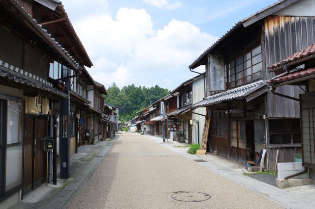 後方。一体がこの風景でタイムスリップしたかのような情景。