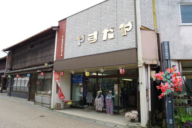 やすだや洋品店、朝ドラ「半分、青い。」でも使用されています。