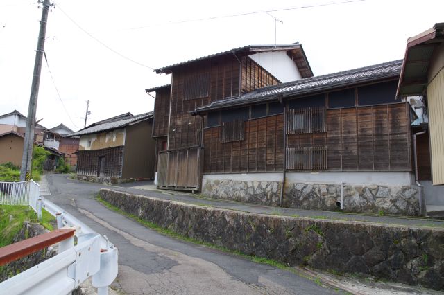 通りの裏側にも木造の町並みが続いています。