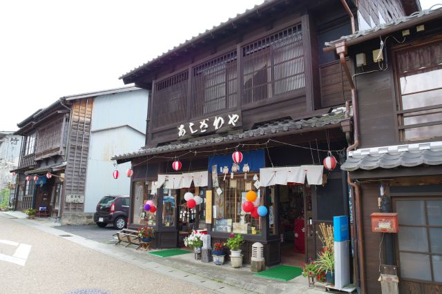 つい入ってみたくなるお店が並びます。