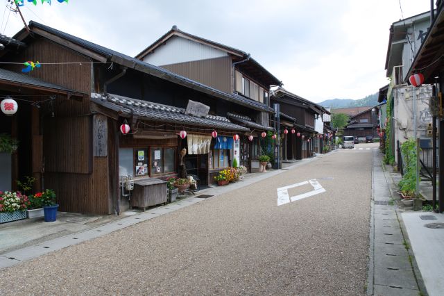 懐かしい雰囲気の店舗が並びます。