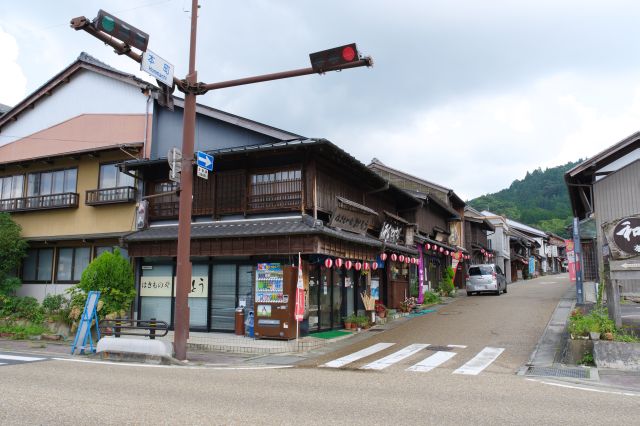 本町交差点、信号がありここで一区切り。