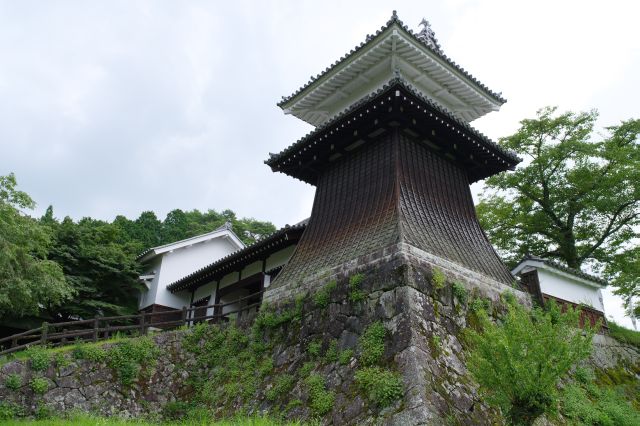 城下町から山方向へ歩くと太鼓櫓が現れます。