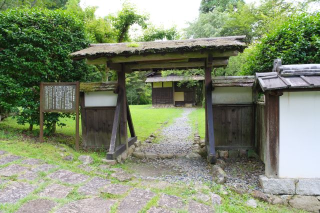 坂の右側には下田歌子勉学所があります。