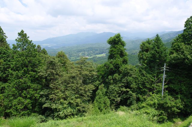 木々の切れ目から北東側の山並みの風景が見えます。