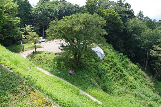 南東側には駐車場になっている出丸跡があります。西側は木々が遮り風景はあまり見えません。