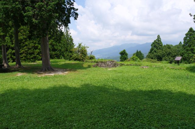 今は静かな草原の広場です。