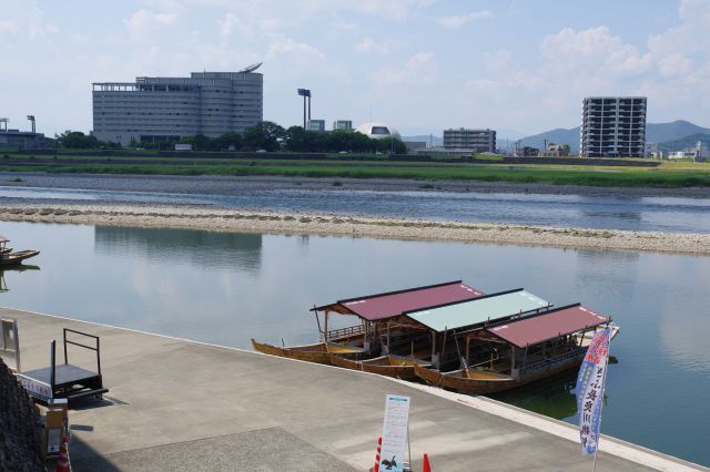 川沿いへ。船がいる場所は流れが穏やか。