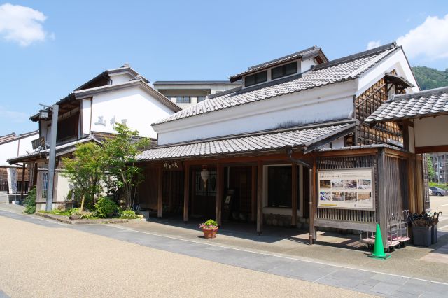 土蔵を利用した日本料理店。