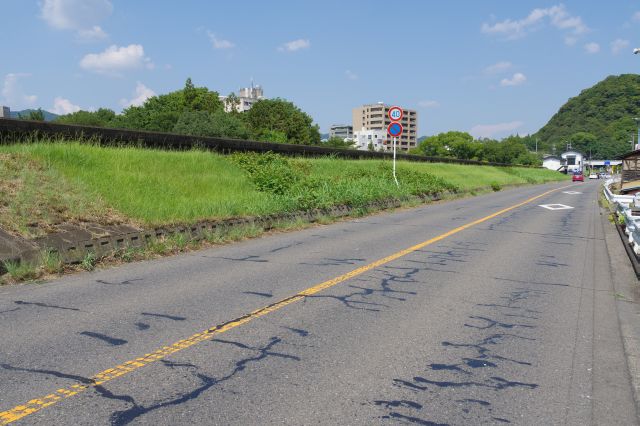 道路沿いに堤防が続きます。