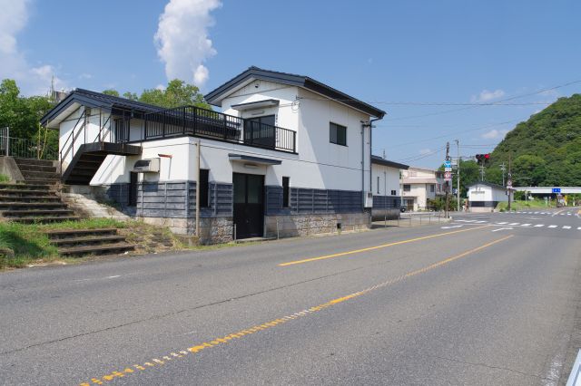 交差点付近へ、角に建物があります。