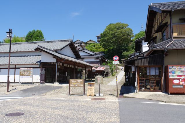 山の斜面の坂道に続く宿場町です。