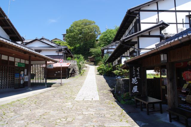 石畳の坂道を登って行きます。