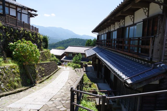 坂を登り2階の高さへ。振り返るときれいな山並みの風景。