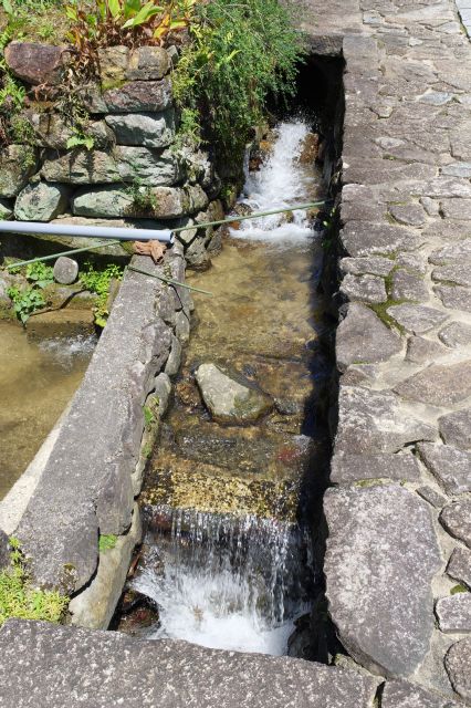 坂道を下る水の流れが心地よい。