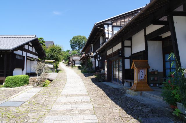 坂道と町並みが続きます。