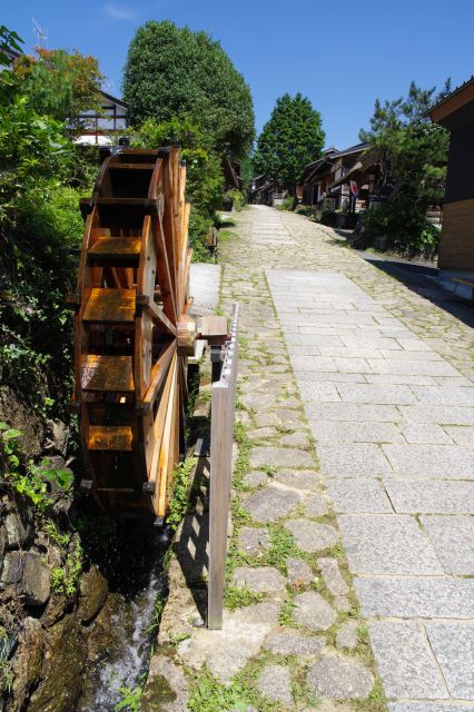 坂道の水の流れを利用した水車。