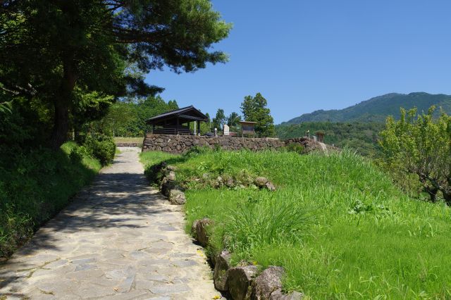 少し登った石垣の上に展望台があります。