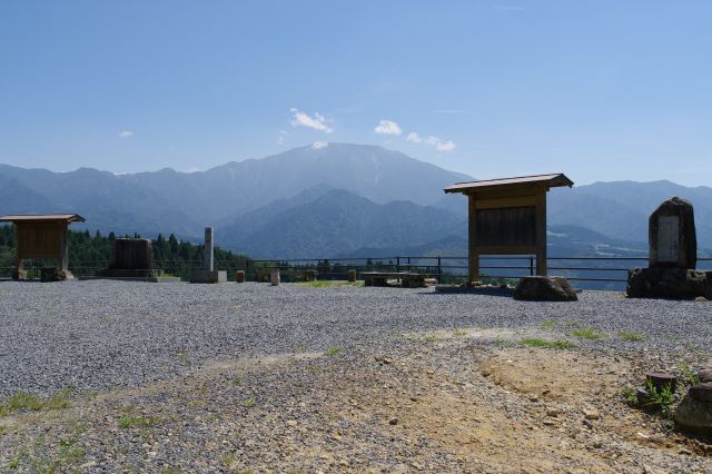 展望台の広場に到着。風景が開けて眺望が良いです。