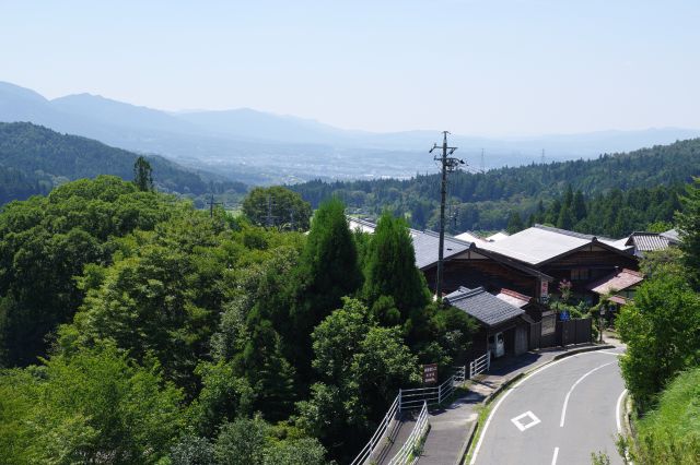 馬籠宿の上入口付近と中津川方面の平地。