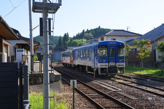 明知鉄道の終点の明智駅、駅の脇からホームと車両を望む。