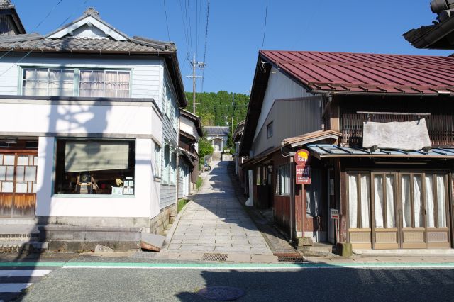 道路の先の石畳の道を進みます。