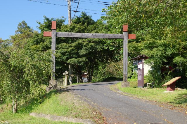 左には明智城への入口があります。