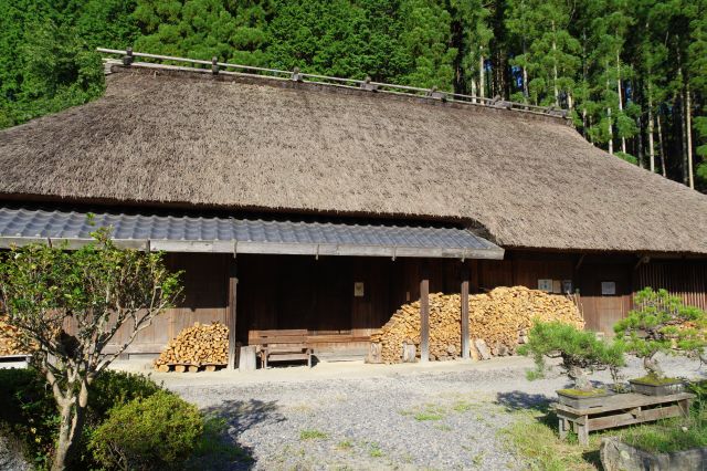 近世中期の民家の特徴を伝える建物。