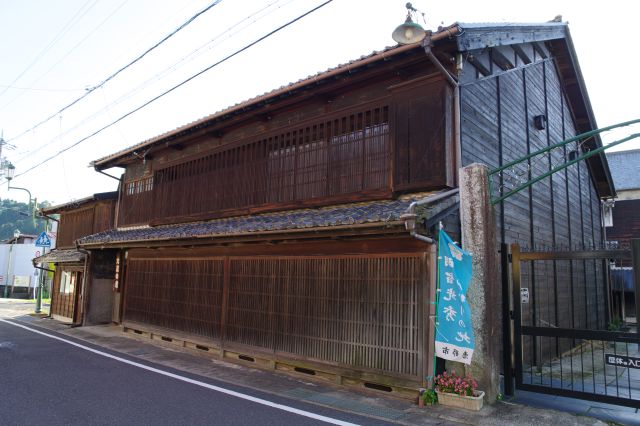 左の格子造りの建物も歴史を感じさせます。