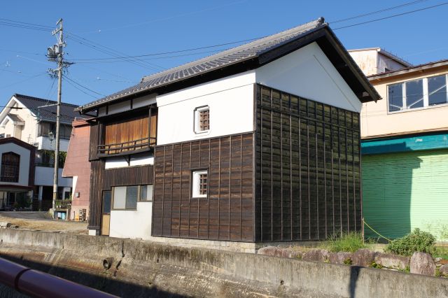 川沿いを進む、半分蔵のような建物も。