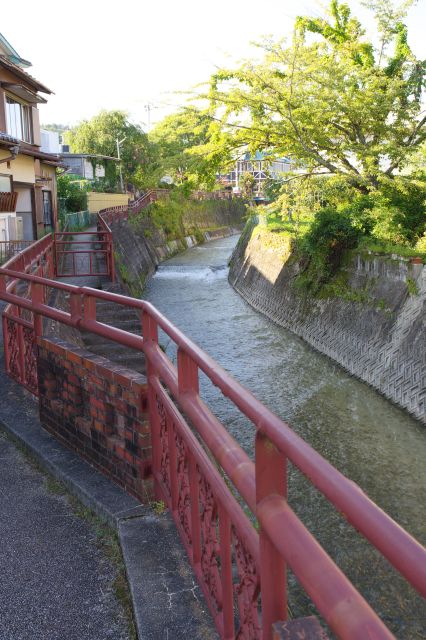 赤い欄干の川沿いの小路を進んで行きます。