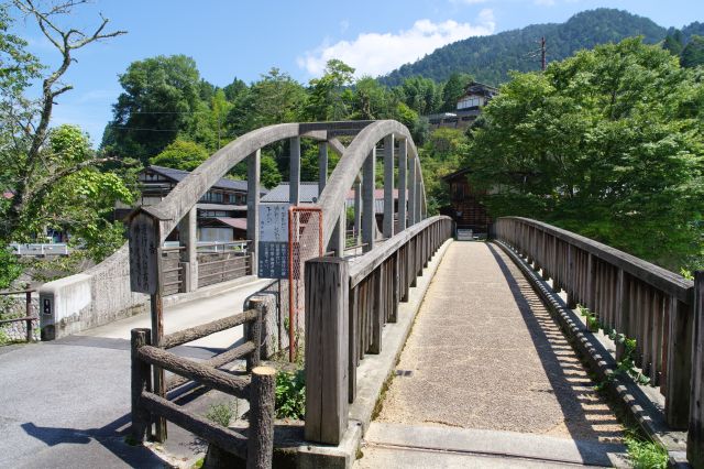 豊かな山林の谷、山の空気です。中央駐車場から尾又橋へ歩きます。