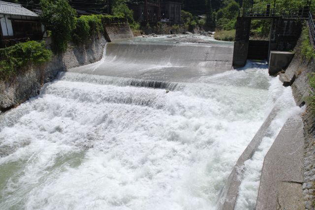 橋の上流側の水の勢いが凄い。