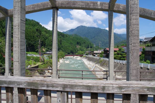 橋と下流方向の景色。