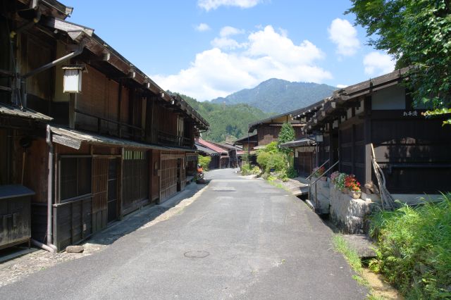 少し進むと両側に建物が並びます。お花が飾られ、水路の水の音も心地よい。