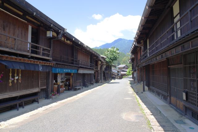 趣のある和風の建物が続きます。