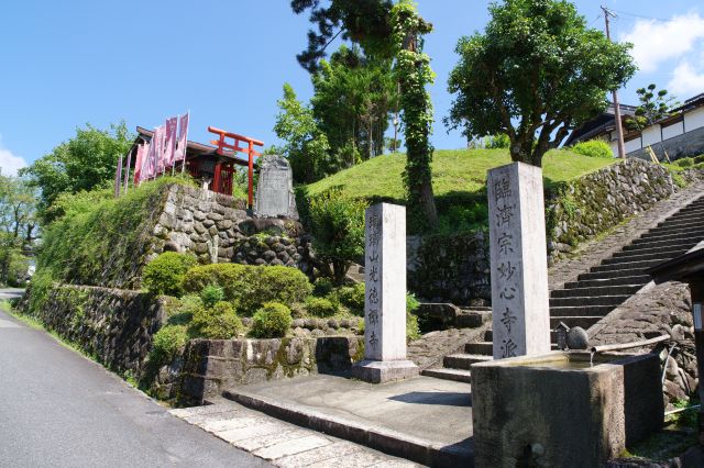 階段の上には光徳寺があります。