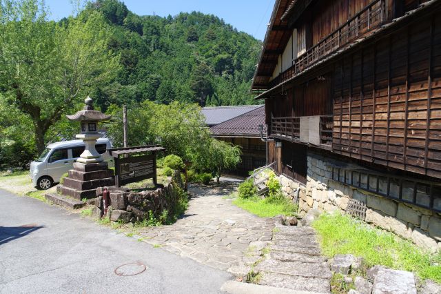 坂を登って道に合流。