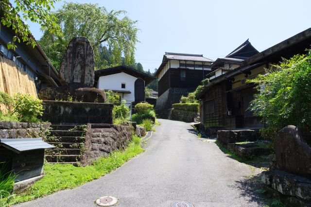 さらに坂の上には光徳寺。