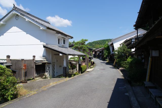 蔵があります。ゆるやかにカーブする道。