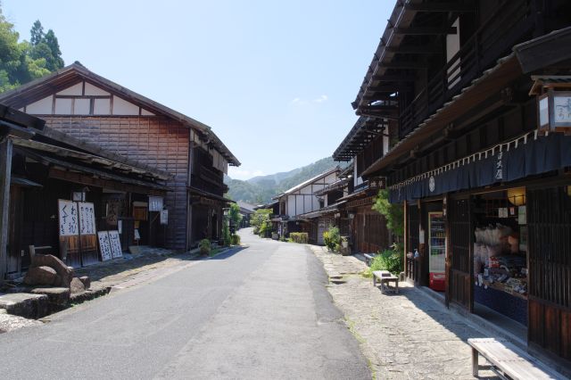 田丸屋の前から振り返る。町並みの中心部はこの辺りで終わりです。