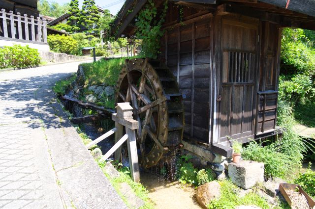 水路から木の樋で汲んだ水が水車を回しています。