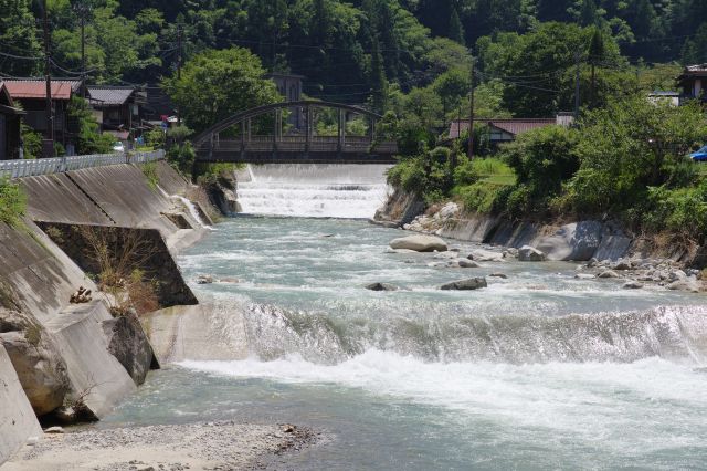 勢いよく流れる川。