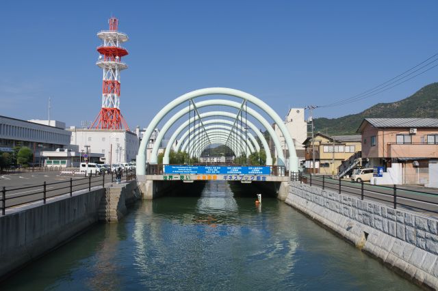 小豆島は前島と本島の2つの島で、川のように見える土渕海峡で隔てられています。