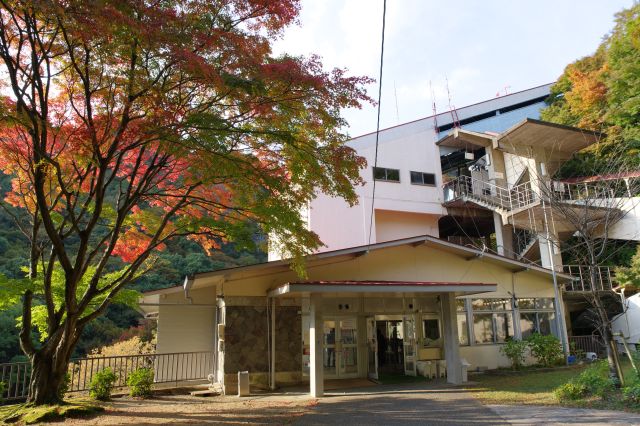 ロープウェイ乗り場、脇には紅葉。トイレ等中の設備は綺麗でした。