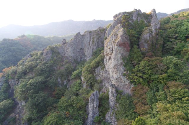 とてもダイナミックな高低差のある険しい岩場が見られます。