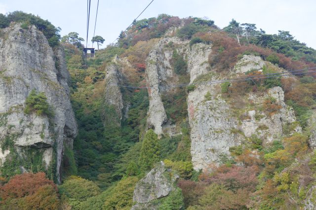 切り立った険しい岩場の間へ向かっています。