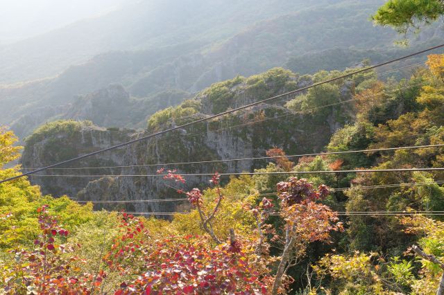 切り立った岩場をロープウェイが定期的に横切ります。