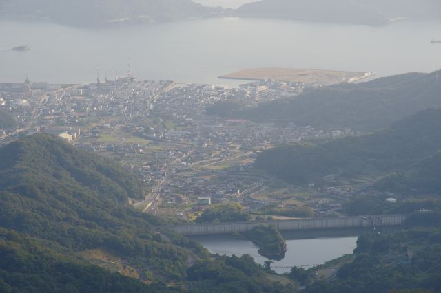 谷の下の草壁の街並み。手前には内海ダムがあります。